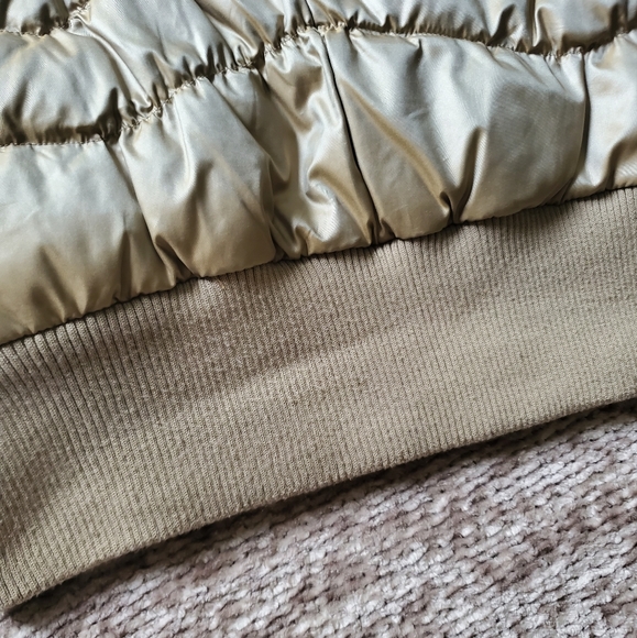 Express Metallic Gold Zip Puffer Vest - Picture 6 of 11